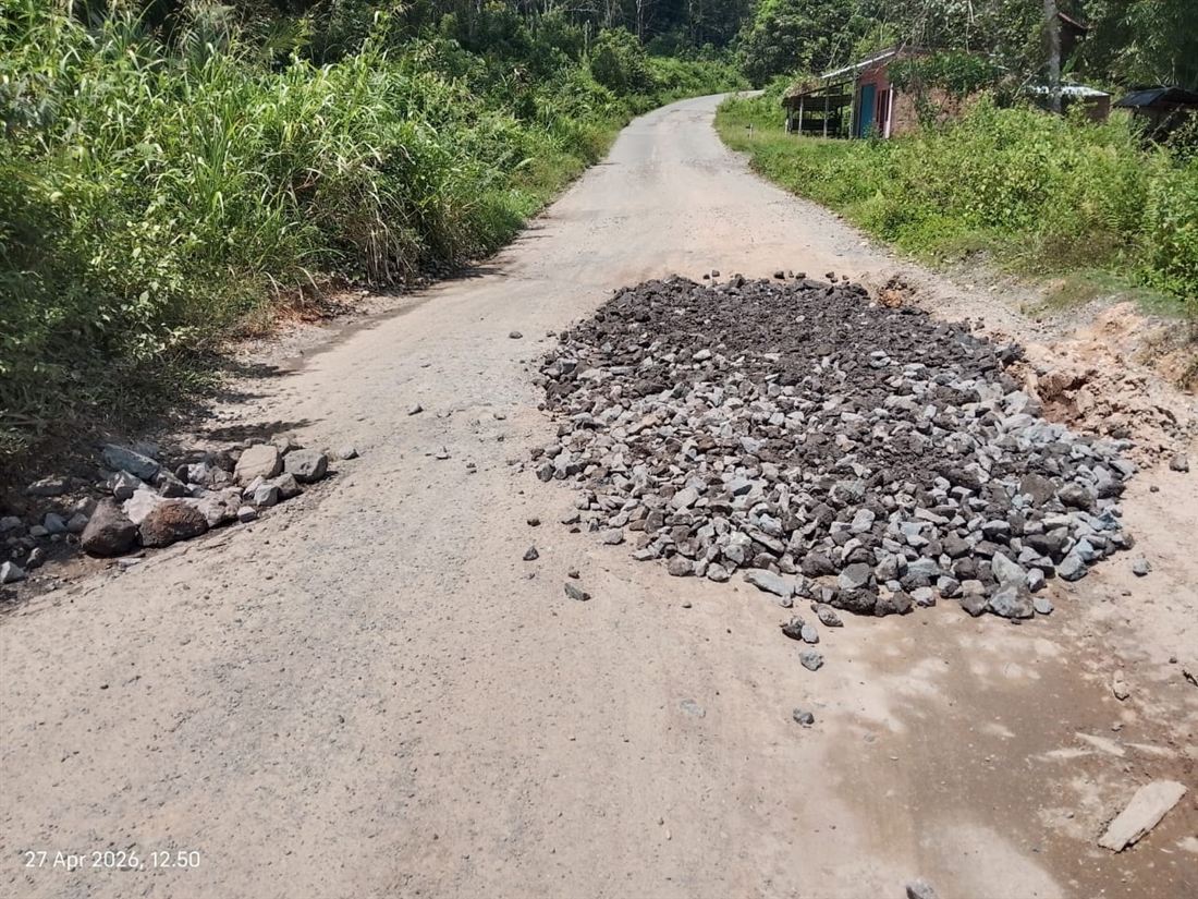Bantuan batu untuk perbaikan jalan desa