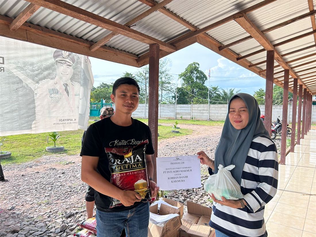 Pembagian paket sembako untuk korban banjir Kabupaten Musi Banyuasin