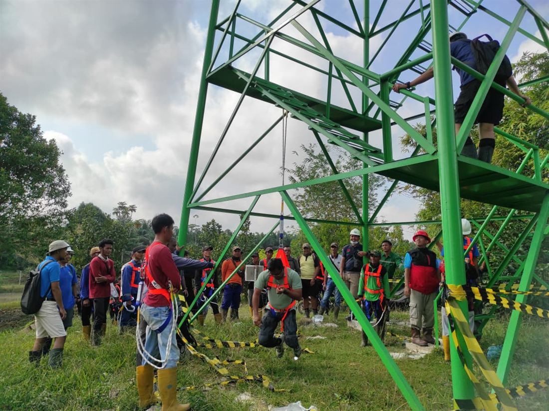 Simulasi pemakaian body harness untuk bekerja di ketinggian