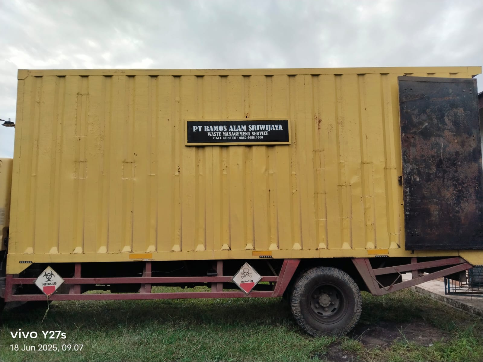 Pengangkutan limbah B3 oleh pihak berizin